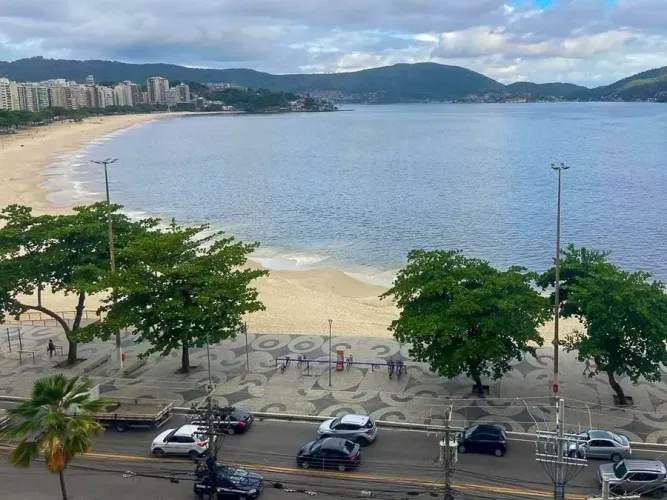 BS IMOBILIÁRIA VENDE Prédio recuado, com jardim. Andar alto, claro e arejado.  Sala de est