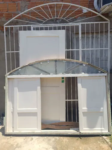 Vendo porta e janela.