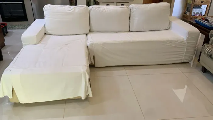 Sofá 3 Lugares + Puff Recamier em Camurça Bege + Capas Brancas de Brinde