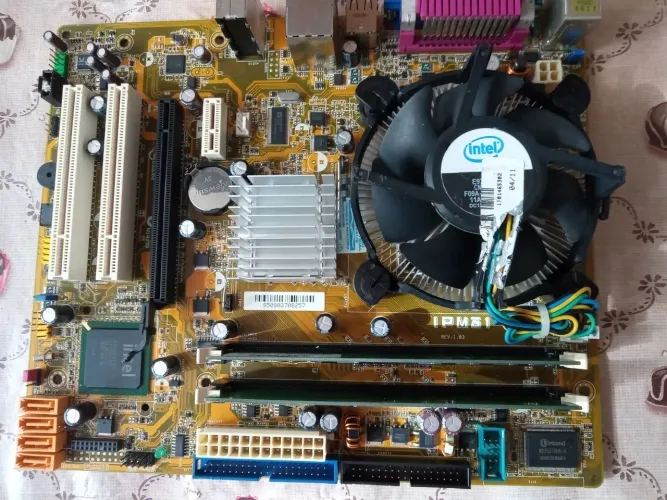 Placa mãe LGA 775 IPM31