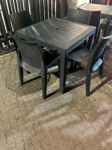 Conjunto de 2 Mesas e 8 Cadeiras Rattan Com Furo Ombrelone