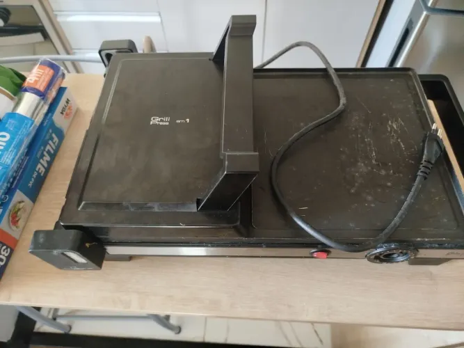 Grill 3 em 1 Philco 220v semi-novo.