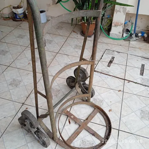 Carrinho de três rodas para subir escadas 