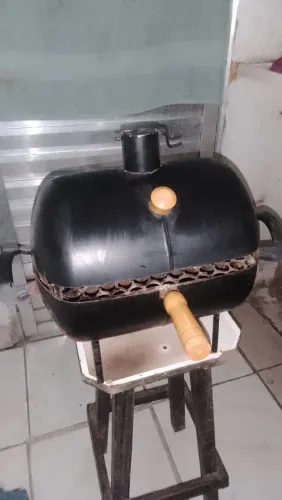 Churrasqueira artesanal feita em botijão de gás, com tampa, chaminé e grelha. 