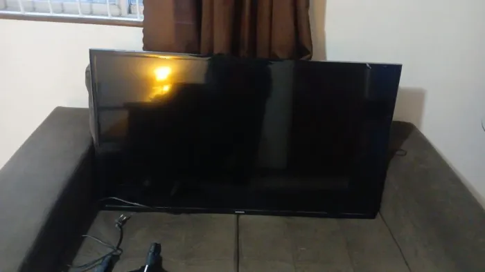 Vendo televisão Samsung 43 polegadas smart com o Led para arrumar, nao possui controle.