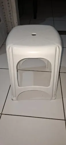 Conjunto com 5 Banquinhos de Plástico - 4 Brancos e 1 Preto