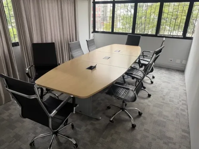 Mesa de reunião amadeirada com passa-cabos