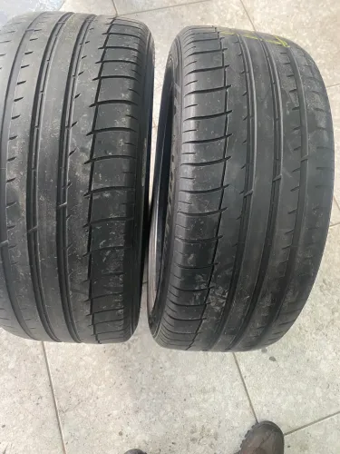 PAR DE PNEUS 235/45/18 MEIA VIDAS