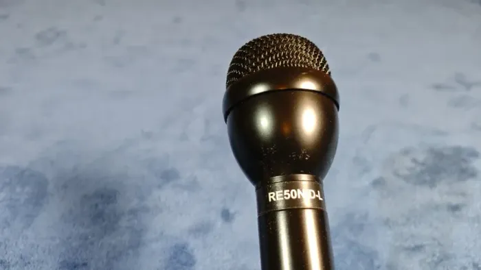 Microfone dinâmico profissional de mão Electro-Voice (EV) RE50N/D-L.