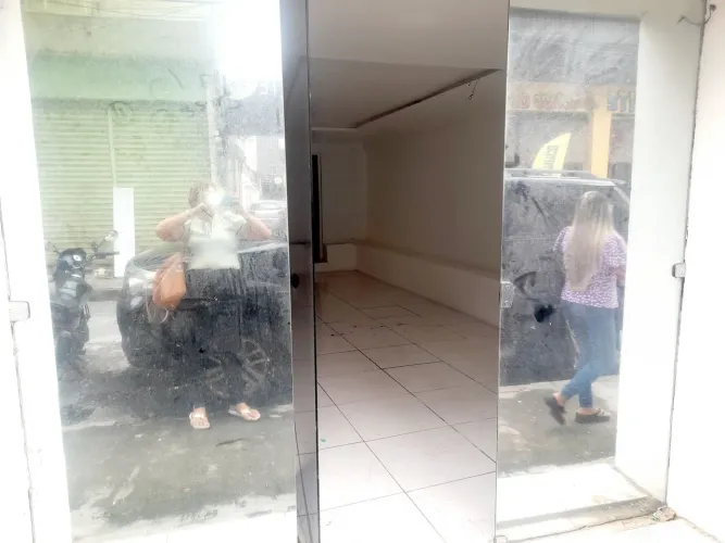 Ponto Comercial , c/ banheiro, 93m2, espacoso , fachada de Vidral, localizacao comercial