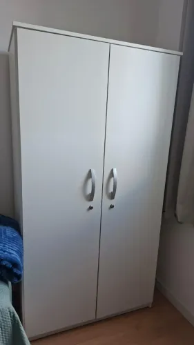 Armário multiuso com prateleiras