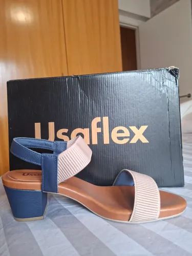 Sandália Usaflex Salto Bloco Multimateriais Bicolor Azul Monograma