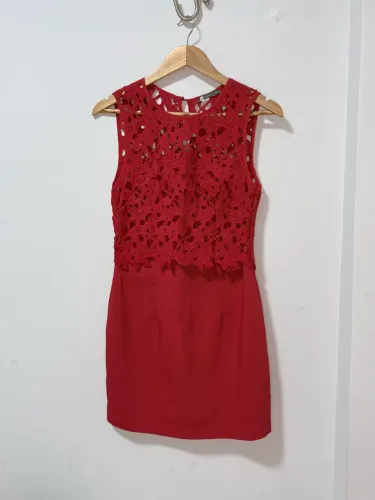 Vestido social vermelho. Crepe e detalhes em renda