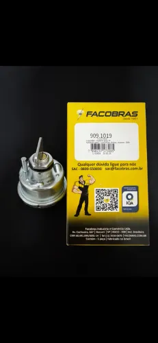 Chave geral, comutador e diversas outras peças elétricas 