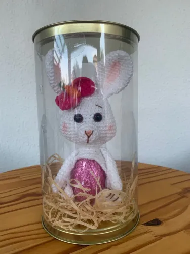 Lindo Coelhinho de Páscoa de amigurumi crochê branco Kinder Ovo