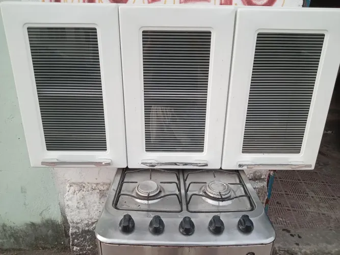 VENDO UM ARMARIO AEREO 3 PORTA DE VIDRO NOVO