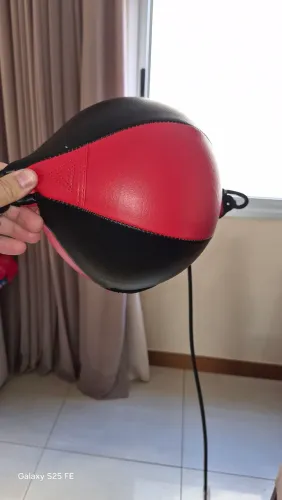 Bola de boxe com cordas elásticas