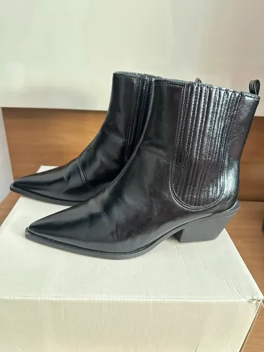 Bota de cano curto, bico fino, salto quadrado, nova. Belíssima! 