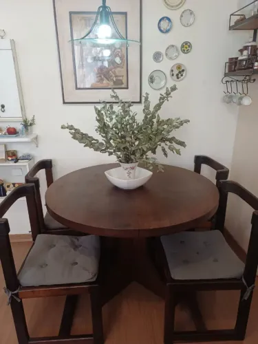 Mesa com 04 Cadeiras ( Móveis de Gramado ) 1,20 de diâmetro + 30 cm de extensão
