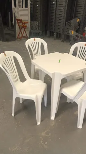 Mesa com Cadeiras Bistrô Jr Plástico.