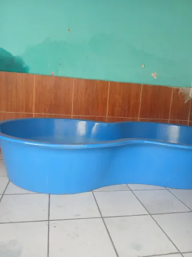 Piscina de Acrílico 1.000 Litros - Resistente e em Ótimo Estado