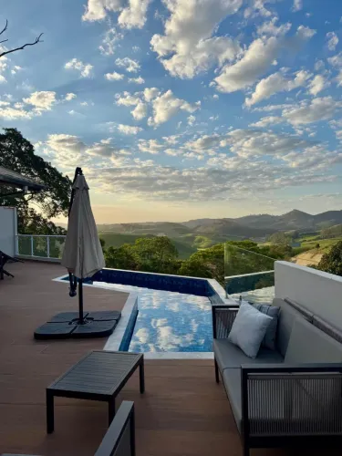 Casa em Paraíbuna - 3 dormitórios - Vista maravilhosa - Aceita permuta