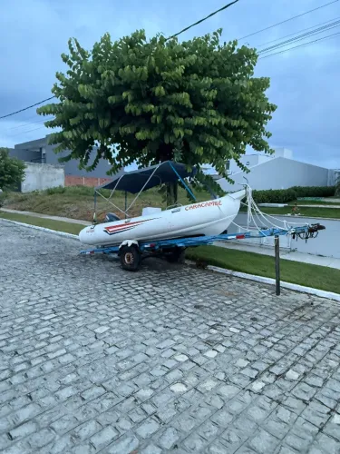 Bote rígido com motor 25 Yamaha, top para pesca.