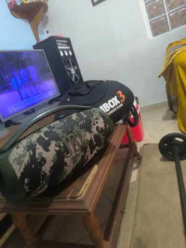 Vendo JBL bombox 3 com case,em perfeito estado e nenhum vício da bateria