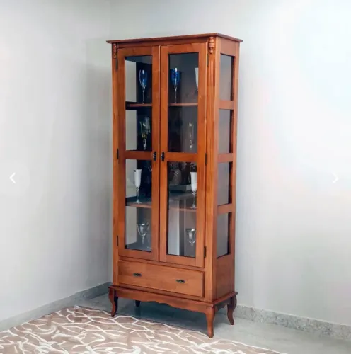 Cristaleira madeira com vidro.
