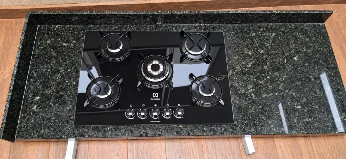 PEDRA DE GRANITO SÃO LOURENÇO + COOKTOP ELECTROLUX 5 BOCAS