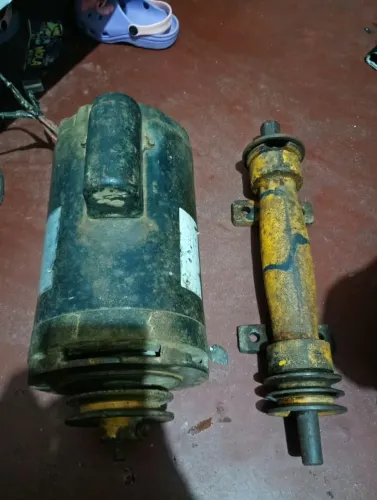 Vendo motor elétrico bifase (220) 2.5 cv + Eixo de serra circular com mancal 