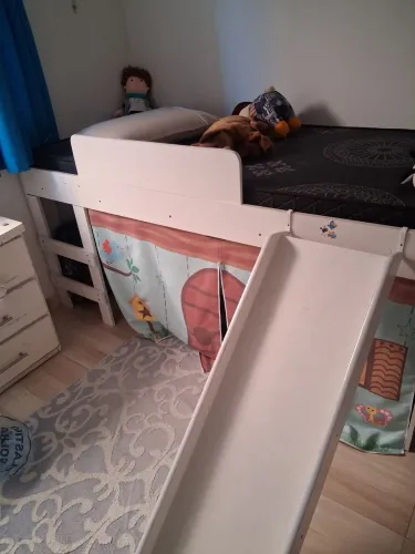 Cama com escorregar e casinha
