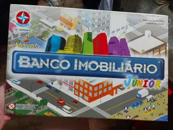 Jogo de tabuleiro Banco Imobiliário Júnior da marca Estrela.