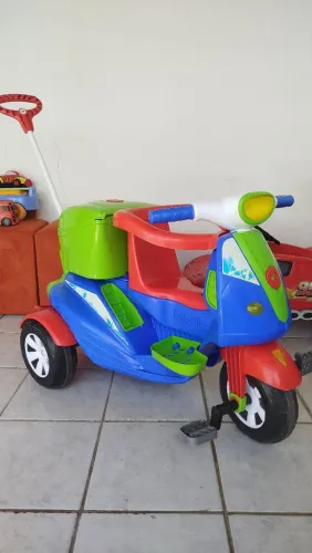 Triciclo Infantil Calesita em Bom Estado