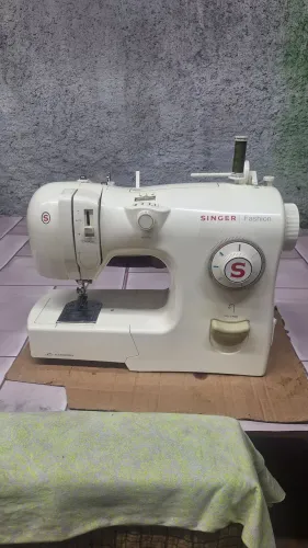 Maquina de Costura Singer 220v