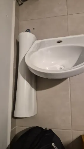 Pia para banheiro com torneira