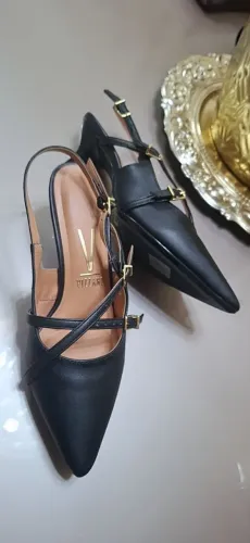 Sandálias e sapatos novos.