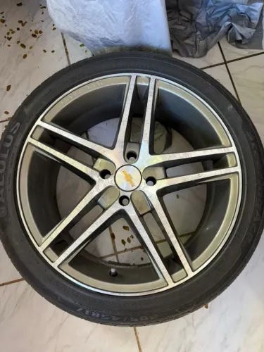 Jogo de Rodas Aro 17 Chevrolet com Pneus - Excelente Estado