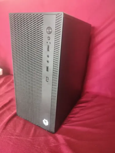 PC com teclado e mouse