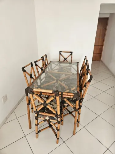 MESA DE BAMBU COM TAMPO DE VIDRO + 8 cadeiras de bambu com assento estampado.