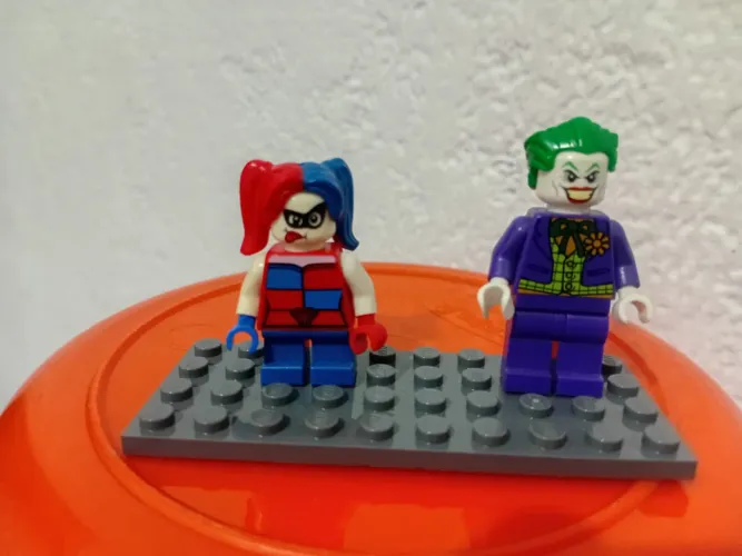 Boneco Lego coringa e alerquina
