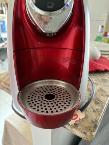 CAFETEIRA CÁPSULA TRÊS CORAÇÕES