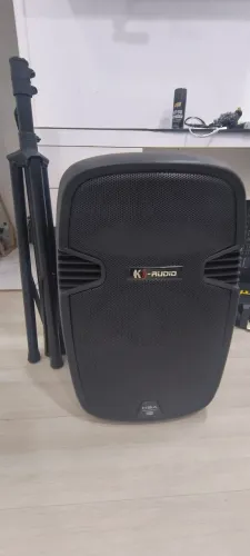 Caixa Ativa K-Audio KBA15 USB 15" 350W + Tripé+ Mic sem fio a bateria