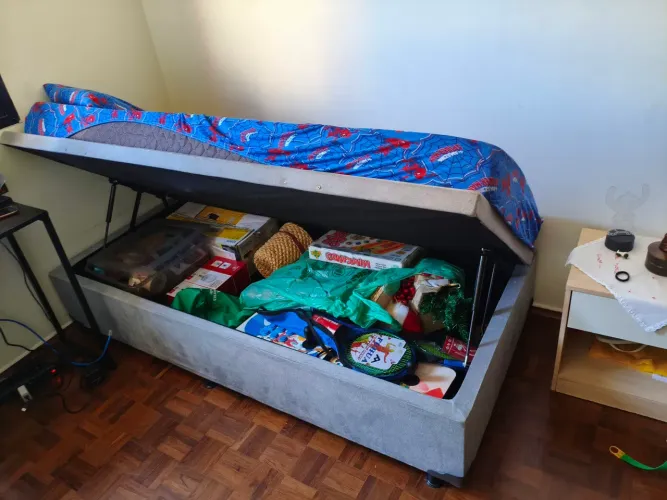 Cama box de solteira(o) com baú por R$ 350