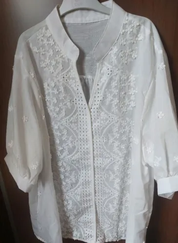 Blusa em viscose com detalhes em tira bordada branca,nova.Tam G