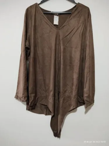 blusa plus size decote V textura de camurça, tamanho g