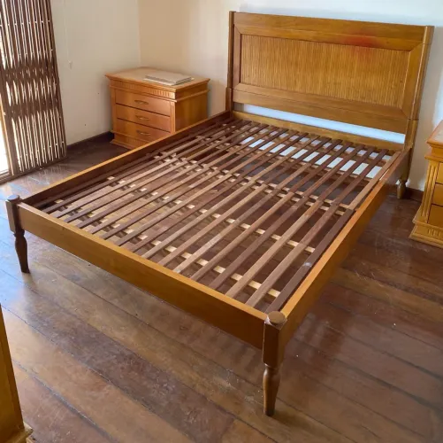 Cama de casal em madeira maciça