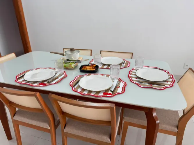 MESA TAMPO DE VIDRO COM 6 CADEIRAS DE LINHO COM TELINHA <br>4.000,00