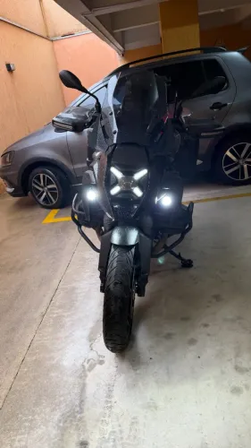 BMW R1300GS com top case e baús laterais GIVI