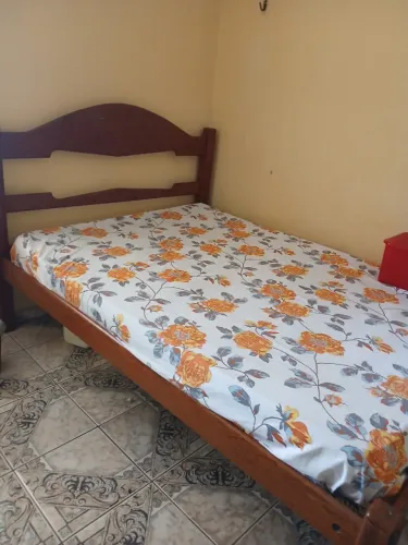 Cama de Solteiro em madeira com colchão